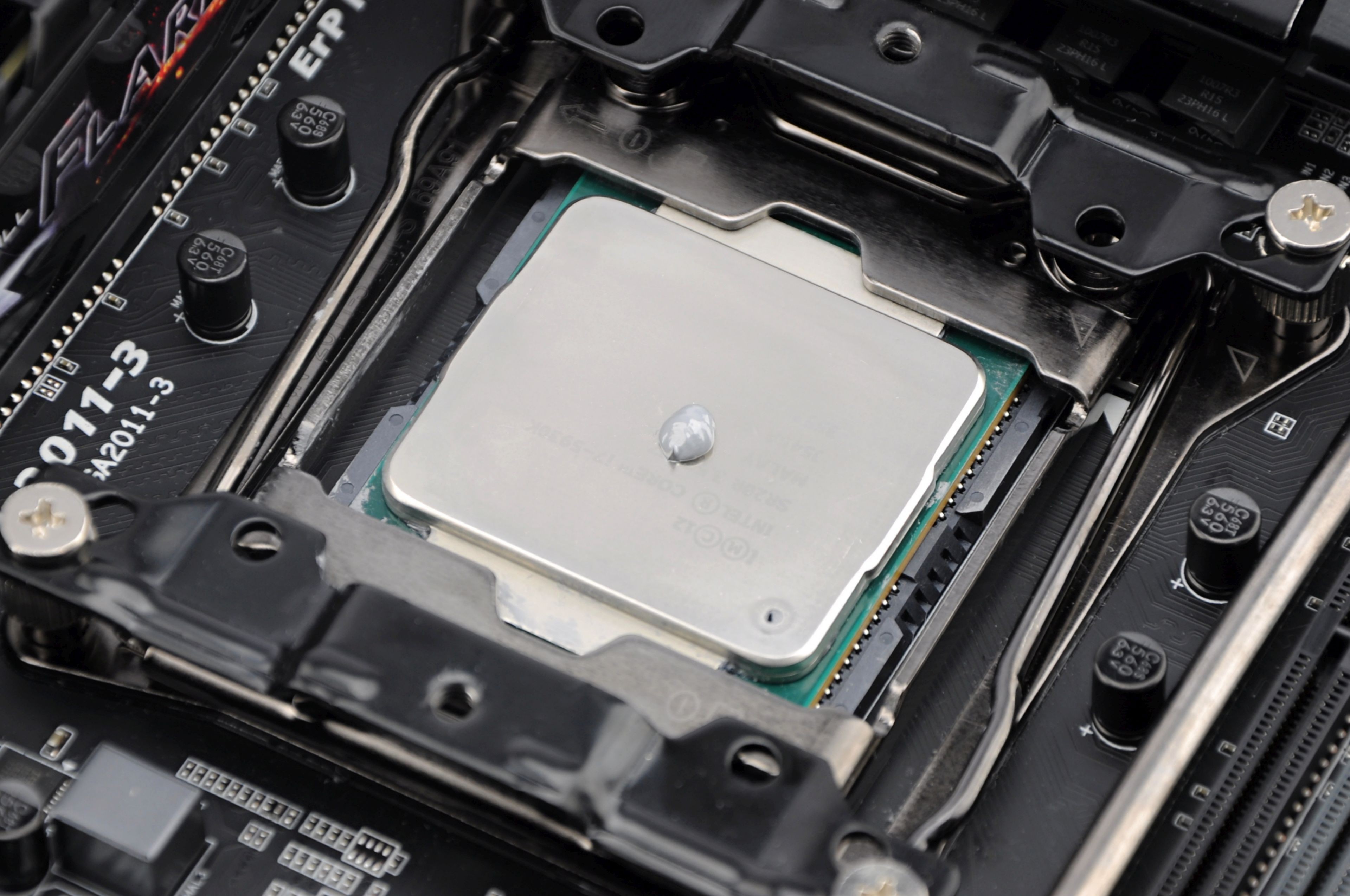 Spreading a thermal paste: how and how much? - HWCooling.net